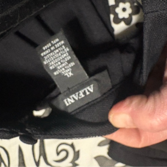 Elegant Black and Cream Floral Women's Top - Picture 3 of 6